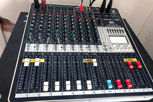 JSL爵士龍為衡陽市祁東縣玉河小學(xué)報(bào)告廳提供精良擴(kuò)聲系統(tǒng)設(shè)備