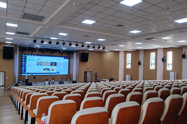 河源市福星中學(xué)多功能廳采用爵士龍雙12寸線陣音箱系統(tǒng)